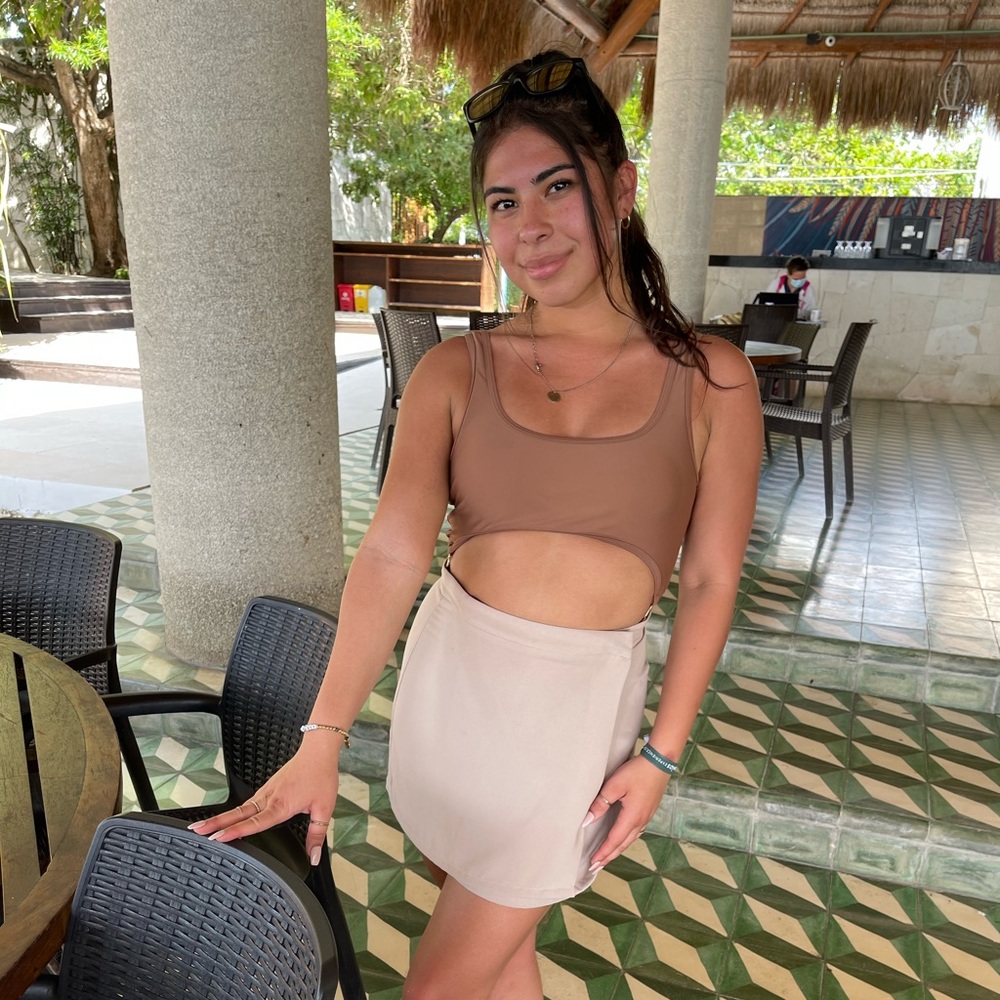 Nude skort